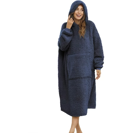 1+1 CADOU: Patura cu maneci CozyGirl, gluga si buzunar, poliester, marime universala