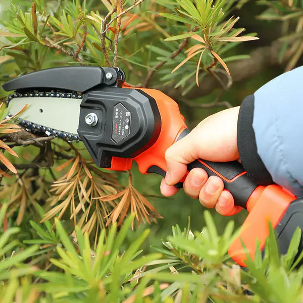 LICHIDARE STOC: Mini Fierastrau Electric Cu Acumulatori 24V, 2x Baterie + 2x Lant + 2x Lama, 4 Inch + CADOU pila 25cm + GEANTA de depozitare