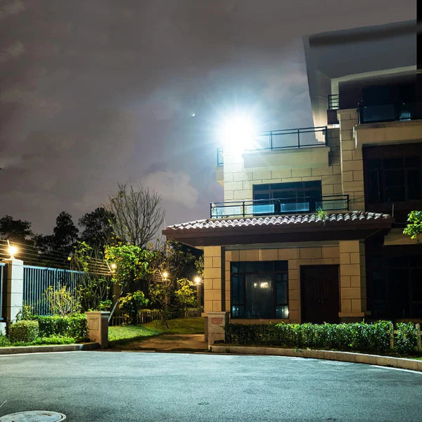 1+1 GRATIS - Proiector LED Cu Panou Solar VELORA, 50W, Control Prin Telecomanda, Senzor Crepuscular + Accesorii