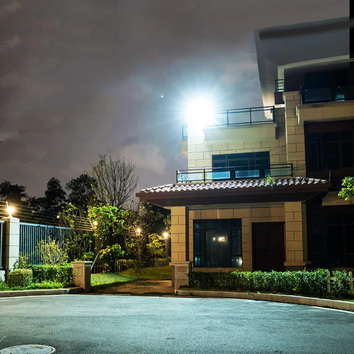 1+1 GRATIS: Proiector LED Cu Panou Solar VELORA, 100W, Control Prin Telecomanda, Senzor Crepuscular + Accesorii+Lampa Solara 100x Led CADOU